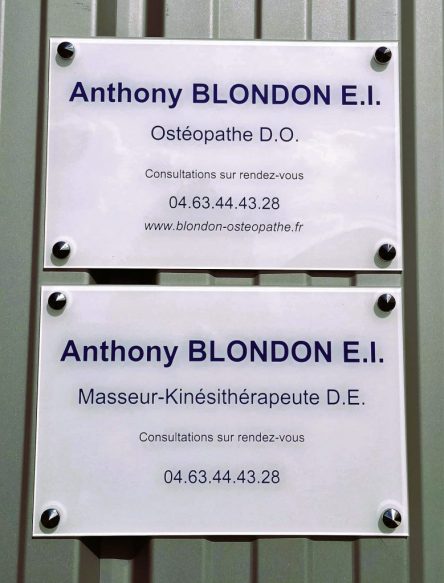 plaques professionnelles d'Anthony BLONDON Ostéopathe Kinésithérapeute à Issoire